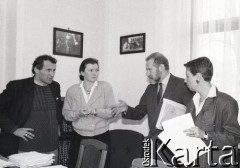 1990, Warszawa, Polska.
Biuro poselskie Obywatelskiego Klubu Parlamentarnego. Od lewej stoją: Henryk Wujec, NN, Bronisław Geremek, Majka Borejsza. 
Fot. Anna Pietuszko, zbiory Ośrodka KARTA