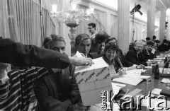 Kwiecień 1991, Warszawa, Polska.
Zebranie Obywatelskiego Klubu Parlamentarnego. Głosowanie podczas wyborów nowych władz. 
Fot. Anna Pietuszko, zbiory Ośrodka KARTA