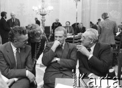 Kwiecień 1991, Warszawa, Polska.
Zebranie Obywatelskiego Klubu Parlamentarnego. Od lewej siedzą: Jacek Ambroziak, Bronisław Geremek, Andrzej Wajda, stoi Olga Krzyżanowska.
Fot. Anna Pietuszko, zbiory Ośrodka KARTA