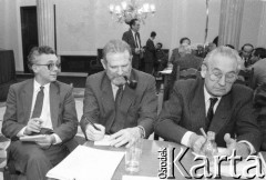 Kwiecień 1991, Warszawa, Polska.
Zebranie Obywatelskiego Klubu Parlamentarnego. Głosowanie podczas wyborów nowych władz. Od lewej siedzą: Jacek Ambroziak, Bronisław Geremek, Andrzej Wajda.
Fot. Anna Pietuszko, zbiory Ośrodka KARTA