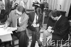 Kwiecień 1991, Warszawa, Polska.
Zebranie Obywatelskiego Klubu Parlamentarnego. Głosowanie podczas wyborów nowych władz. 
Fot. Anna Pietuszko, zbiory Ośrodka KARTA