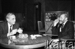 1990, Warszawa, Polska.
Urząd Rady Ministrów. Spotkanie premiera Tadeusza Mazowieckiego z Bronisławem Geremkiem.
Fot. Anna Pietuszko, zbiory Ośrodka KARTA