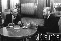 1990, Warszawa, Polska.
Urząd Rady Ministrów. Spotkanie premiera Tadeusza Mazowieckiego z Bronisławem Geremkiem.
Fot. Anna Pietuszko, zbiory Ośrodka KARTA