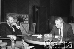 1990, Warszawa, Polska.
Urząd Rady Ministrów. Spotkanie premiera Tadeusza Mazowieckiego z Bronisławem Geremkiem.
Fot. Anna Pietuszko, zbiory Ośrodka KARTA