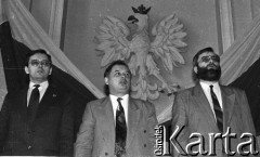 12.05.1990, Warszawa, Polska.
Konferencja prasowa, na której poinformowano o utworzeniu Porozumienia Centrum. Od prawej: NN, prezes partii Jarosław Kaczyński i Jan Parys.
Fot. Anna Pietuszko, zbiory Ośrodka KARTA