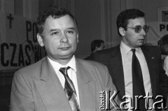 12.05.1990, Warszawa, Polska.
Konferencja prasowa, na której poinformowano o utworzeniu Porozumienia Centrum. Prezes partii Jarosław Kaczyński i Jan Parys.
Fot. Anna Pietuszko, zbiory Ośrodka KARTA
