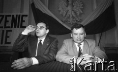 12.05.1990, Warszawa, Polska.
Konferencja prasowa, na której poinformowano o utworzeniu Porozumienia Centrum. Prezes partii Jarosław Kaczyński i Jan Parys.
Fot. Anna Pietuszko, zbiory Ośrodka KARTA