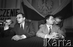 12.05.1990, Warszawa, Polska.
Konferencja prasowa, na której poinformowano o utworzeniu Porozumienia Centrum. Od prawej: prezes partii Jarosław Kaczyński, Jan Parys. Z tyłu Krzysztof Tchórzewski.
Fot. Anna Pietuszko, zbiory Ośrodka KARTA