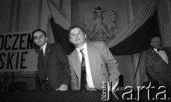 12.05.1990, Warszawa, Polska.
Konferencja prasowa, na której poinformowano o utworzeniu Porozumienia Centrum. Od prawej: prezes partii Jarosław Kaczyński, Jan Parys. Dalej stoi Wojciech Ziembiński.
Fot. Anna Pietuszko, zbiory Ośrodka KARTA