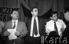 12.05.1990, Warszawa, Polska.
Konferencja prasowa, na której poinformowano o utworzeniu Porozumienia Centrum. Od lewej: prezes partii Jarosław Kaczyński, Jan Parys i Edmund Krasowski.
Fot. Anna Pietuszko, zbiory Ośrodka KARTA