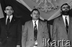 12.05.1990, Warszawa, Polska.
Konferencja prasowa, na której poinformowano o utworzeniu Porozumienia Centrum. Od prawej: NN, prezes partii Jarosław Kaczyński, Jan Parys.
Fot. Anna Pietuszko, zbiory Ośrodka KARTA