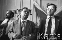 12.05.1990, Warszawa, Polska.
Konferencja prasowa, na której poinformowano o utworzeniu Porozumienia Centrum. Od lewej: NN, prezes partii Jarosław Kaczyński, Jan Parys.
Fot. Anna Pietuszko, zbiory Ośrodka KARTA