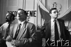 12.05.1990, Warszawa, Polska.
Konferencja prasowa, na której poinformowano o utworzeniu Porozumienia Centrum. Od lewej: NN, prezes partii Jarosław Kaczyński, Jan Parys.
Fot. Anna Pietuszko, zbiory Ośrodka KARTA