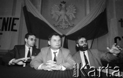 12.05.1990, Warszawa, Polska.
Konferencja prasowa, na której poinformowano o utworzeniu Porozumienia Centrum. Prezes partii Jarosław Kaczyński i Jan Parys (z lewej).
Fot. Anna Pietuszko, zbiory Ośrodka KARTA