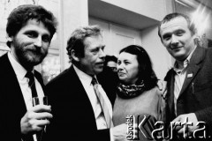 1990, Warszawa, Polska. 
Zbigniew Janas, Vaclav Havel, Barbara Michnik i Adam Michnik w ambasadzie Czechosłowacji. 
Fot. Anna Pietuszko, zbiory Ośrodka KARTA