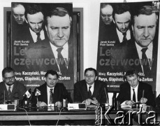 3.01.1993, Warszawa, Polska. 
Adam Glapiński, Jarosław Kaczyński, Jan Parys i Jarosław Kurski na promocji książki Jacka Kurskiego i Piotra Semki 