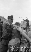 1.05.1993, Warszawa, Polska. 
Starcia z policją podczas pochodu pierwszomajowego na Krakowskim Przedmieściu. 
Fot. Anna Pietuszko, zbiory Ośrodka KARTA