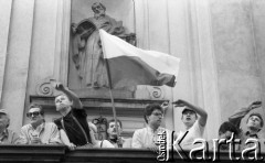 1.05.1993, Warszawa, Polska. 
Uczestnicy pochodu pierwszomajowego na tarasie kościoła św. Krzyża na Krakowskim Przedmieściu.
Fot. Anna Pietuszko, zbiory Ośrodka KARTA