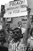 4.06.1993, Warszawa, Polska.
Demonstracja Porozumienia Centrum - Marsz na Belweder. Na tle pomnika Wincentego Witosa przemawia Adam Glapiński, na pierwszym planie mężczyzna trzyma plakat z hasłem: 