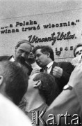 4.06.1993, Warszawa, Polska.
Demonstracja Porozumienia Centrum - Marsz na Belweder. Na tle pomnika Wincentego Witosa stoją od lewej: Antoni Macierewicz, Jarosław Kaczyński.
Fot. Anna Pietuszko, zbiory Ośrodka KARTA