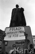 4.06.1993, Warszawa, Polska.
Demonstracja Porozumienia Centrum - Marsz na Belweder. Przed pomnikiem Wincentego Witosa przemawia Adam Glapiński, na pierwszym planie mężczyzna trzyma plakat z hasłem: 