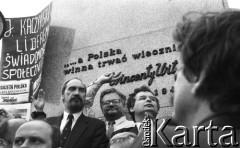 4.06.1993, Warszawa, Polska.
Demonstracja Porozumienia Centrum - Marsz na Belweder. Pod pomnikiem Wincentego Witosa od lewej: Antoni Macierewicz, Adam Glapiński, Jarosław Kaczyński.
Fot. Anna Pietuszko, zbiory Ośrodka KARTA