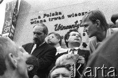 4.06.1993, Warszawa, Polska.
Demonstracja Porozumienia Centrum - Marsz na Belweder. Pod pomnikiem Wincentego Witosa od lewej: Antoni Macierewicz, Adam Glapiński, Jarosław Kaczyński, Zygmunt Wrzodak.
Fot. Anna Pietuszko, zbiory Ośrodka KARTA