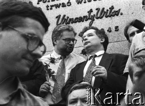 4.06.1993, Warszawa, Polska.
Demonstracja Porozumienia Centrum - Marsz na Belweder. Na tle pomnika Wincentego Witosa stoją Adam Glapiński i Jarosław Kaczyński. 
Fot. Anna Pietuszko, zbiory Ośrodka KARTA