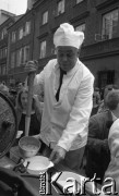 Lata 90., Warszawa, Polska.
Rynek Starego Miasta, Jacek Kuroń gotuje zupę i rozdaje ją mieszkańcom.
Fot. Anna Pietuszko, zbiory Ośrodka KARTA