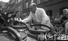 Lata 90., Warszawa, Polska.
Rynek Starego Miasta, Jacek Kuroń gotuje zupę i rozdaje ją mieszkańcom.
Fot. Anna Pietuszko, zbiory Ośrodka KARTA