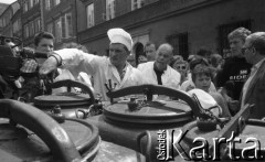 Lata 90., Warszawa, Polska.
Rynek Starego Miasta, Jacek Kuroń gotuje zupę i rozdaje ją mieszkańcom.
Fot. Anna Pietuszko, zbiory Ośrodka KARTA