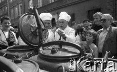 Lata 90., Warszawa, Polska.
Rynek Starego Miasta, Jacek Kuroń gotuje zupę i rozdaje ją mieszkańcom.
Fot. Anna Pietuszko, zbiory Ośrodka KARTA
