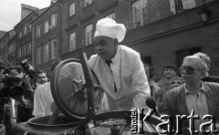Lata 90., Warszawa, Polska.
Rynek Starego Miasta, Jacek Kuroń gotuje zupę i rozdaje ją mieszkańcom.
Fot. Anna Pietuszko, zbiory Ośrodka KARTA