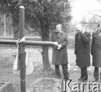 Lata 90., Wilno, Litwa.
Bronisław Geremek na cmentarzu na Rossie, obok niego stoi Andrzej Wielowieyski.
Fot. Anna Pietuszko, zbiory Ośrodka KARTA