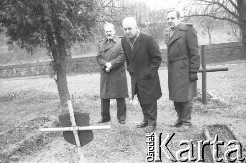 Lata 90., Wilno, Litwa.
Bronisław Geremek (1. z lewej) na cmentarzu na Rossie, obok niego stoi Andrzej Wielowieyski.
Fot. Anna Pietuszko, zbiory Ośrodka KARTA