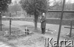 Lata 90., Wilno, Litwa.
Bronisław Geremek na cmentarzu na Rossie, obok niego stoi Andrzej Wielowieyski.
Fot. Anna Pietuszko, zbiory Ośrodka KARTA