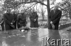 Lata 90., Wilno, Litwa.
Cmentarz na Rossie. Nad grobem Marii z Billewiczów Piłsudskiej z urną z sercem Marszałka Józefa Piłsudskiego stoją m.in. Janusz Onyszkiewicz (1. z lewej), Bronisław Geremek (2. z prawej) i Andrzej Wielowieyski (1. z prawej).
Fot. Anna Pietuszko, zbiory Ośrodka KARTA