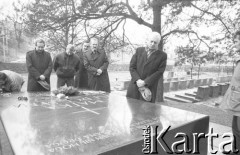 Lata 90., Wilno, Litwa.
Cmentarz na Rossie. Nad grobem Marii z Billewiczów Piłsudskiej z urną z sercem Marszałka Józefa Piłsudskiego stoją m.in. Janusz Onyszkiewicz (2. z lewej), Bronisław Geremek (5. z lewej), Henryk Wujec (1. z prawej) i Andrzej Wielowieyski (2. z prawej).
Fot. Anna Pietuszko, zbiory Ośrodka KARTA