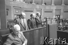 Lata 90., Warszawa, Polska.
Uroczystość w Sejmie. 1. z lewej Andrzej Wielowieyski, w ławie powyżej Vytautas Landsbergis, głowa Państwa Litewskiego w latach 1990-1992.
Fot. Anna Pietuszko, zbiory Ośrodka KARTA