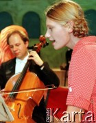 1996-1998, Warszawa, Polska. 
Aktorka Agata Buzek podczas nagrywania programu telewizyjnego Tok-Szok. 
Fot. Anna Pietuszko, zbiory Ośrodka KARTA