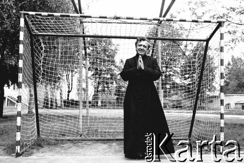 1987, Warszawa, Polska. 
Przełożony generalny michalitów, późniejszy biskup Jan Chrapek na boisku do gry w piłkę nożną. 
Fot. Anna Pietuszko, zbiory Ośrodka KARTA