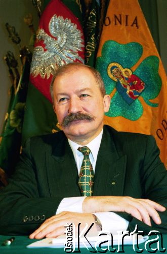 1996, Warszawa, Polska.
Wiceprezes Rady Ministrów, minister rolnictwa i gospodarki żywnościowej Roman Jagieliński z Polskiego Stronnictwa Ludowego na tle sztandarów. 
Fot. Anna Pietuszko, zbiory Ośrodka KARTA