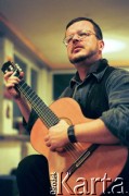 1997, Warszawa, Polska.
Poeta, kompozytor i piosenkarz Jacek Kaczmarski grający na gitarze.
Fot. Anna Pietuszko, zbiory Ośrodka KARTA