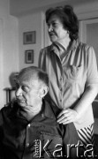 1988, Warszawa, Polska.
Pisarz, publicysta i kompozytor Stefan Kisielewski z żoną Lidią w mieszkaniu.
Fot. Anna Pietuszko, zbiory Ośrodka KARTA