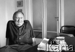 1988, Warszawa, Polska.
Pisarz, publicysta i kompozytor Stefan Kisielewski w swoim mieszkaniu.
Fot. Anna Pietuszko, zbiory Ośrodka KARTA