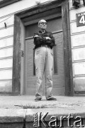 1988, Warszawa, Polska.
Pisarz Tadeusz Konwicki przed wejściem do swojego mieszkania przy ul. Nowy Świat 47.
Fot. Anna Pietuszko, zbiory Ośrodka KARTA