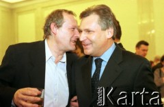 Marzec 1998, Warszawa, Polska.
Adam Michnik i prezydent Aleksander Kwaśniewski podczas uroczystości dekoracji Jacka Kuronia Orderem Orła Białego.
Fot. Anna Pietuszko, zbiory Ośrodka KARTA