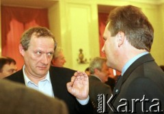 Marzec 1998, Warszawa, Polska.
Adam Michnik i prezydent Aleksander Kwaśniewski podczas uroczystości dekoracji Jacka Kuronia Orderem Orła Białego.
Fot. Anna Pietuszko, zbiory Ośrodka KARTA