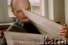 6.10.1996, Kraków, Polska.
Pisarz Sławomir Mrożek czyta gazetę.
Fot. Anna Pietuszko, zbiory Ośrodka KARTA