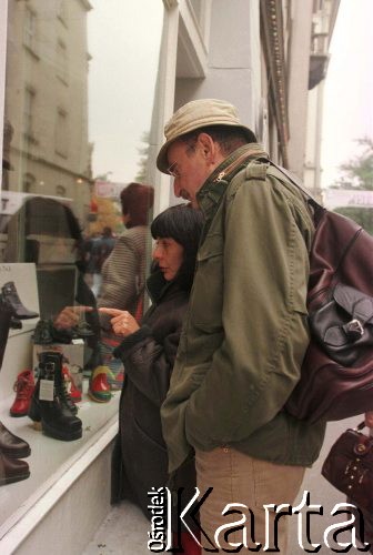 6.10.1996, Kraków, Polska.
Pisarz Sławomir Mrożek z żoną Susaną Osorio-Mrożek przed witryną sklepu obuwniczego.
Fot. Anna Pietuszko, zbiory Ośrodka KARTA